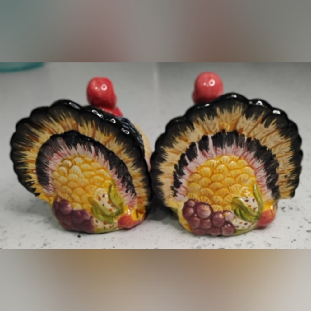Turkey Salt & Pepper Shakers - Picture 2 of 6